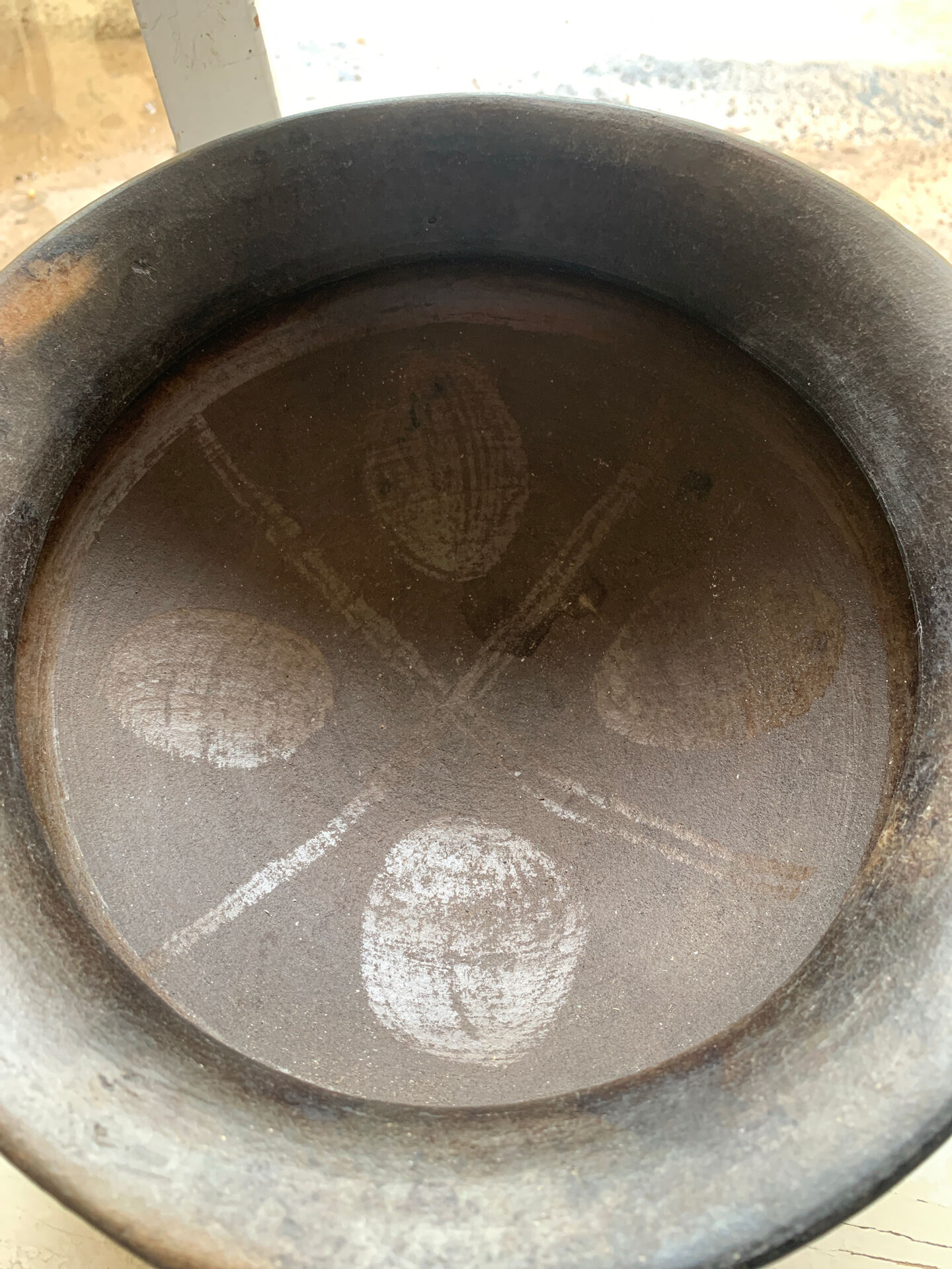 Black ceramic plate or fired in oxygen reduction.