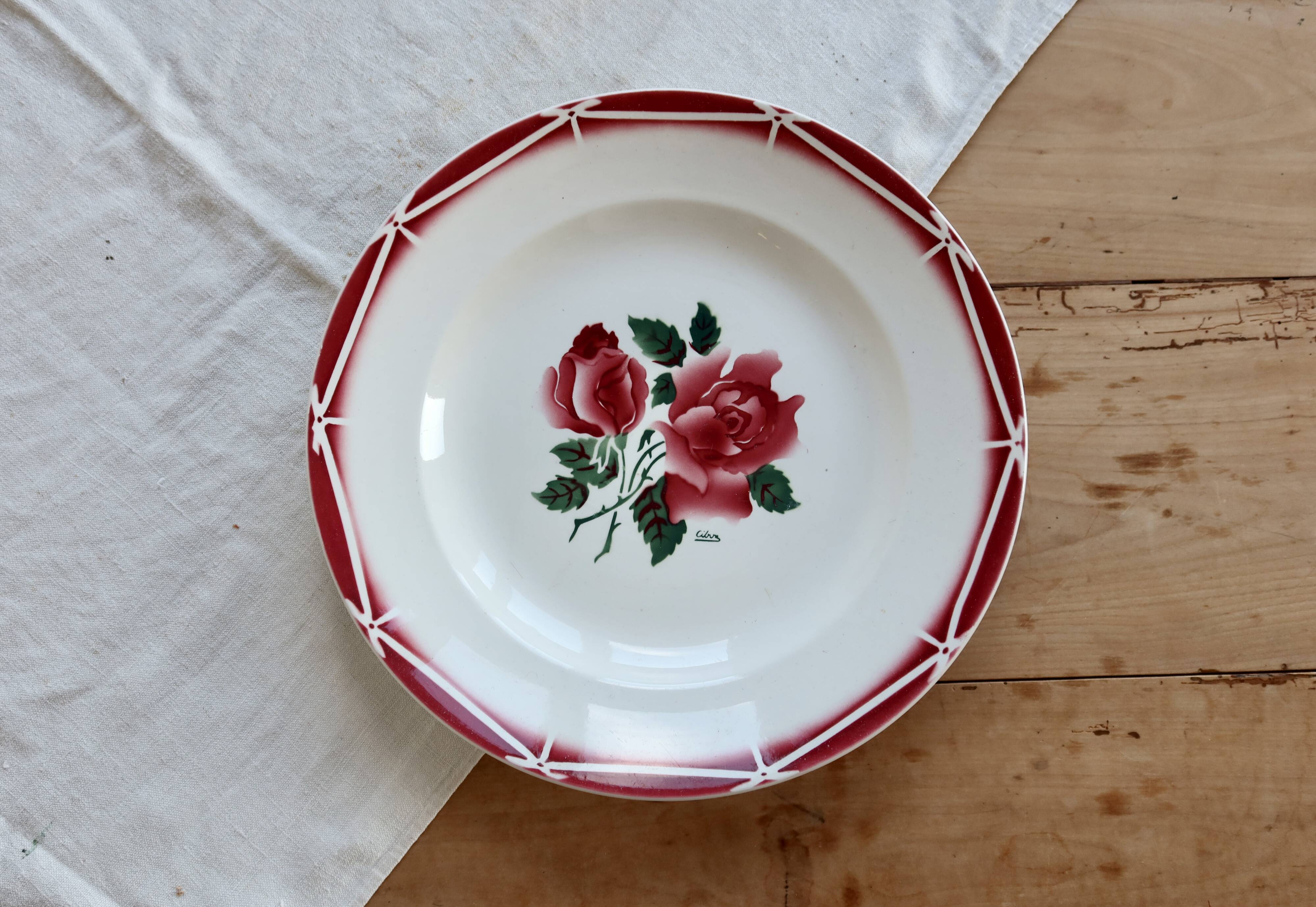 Round serving dish in Sarreguemines earthenware, Cibon model - Floral decoration.