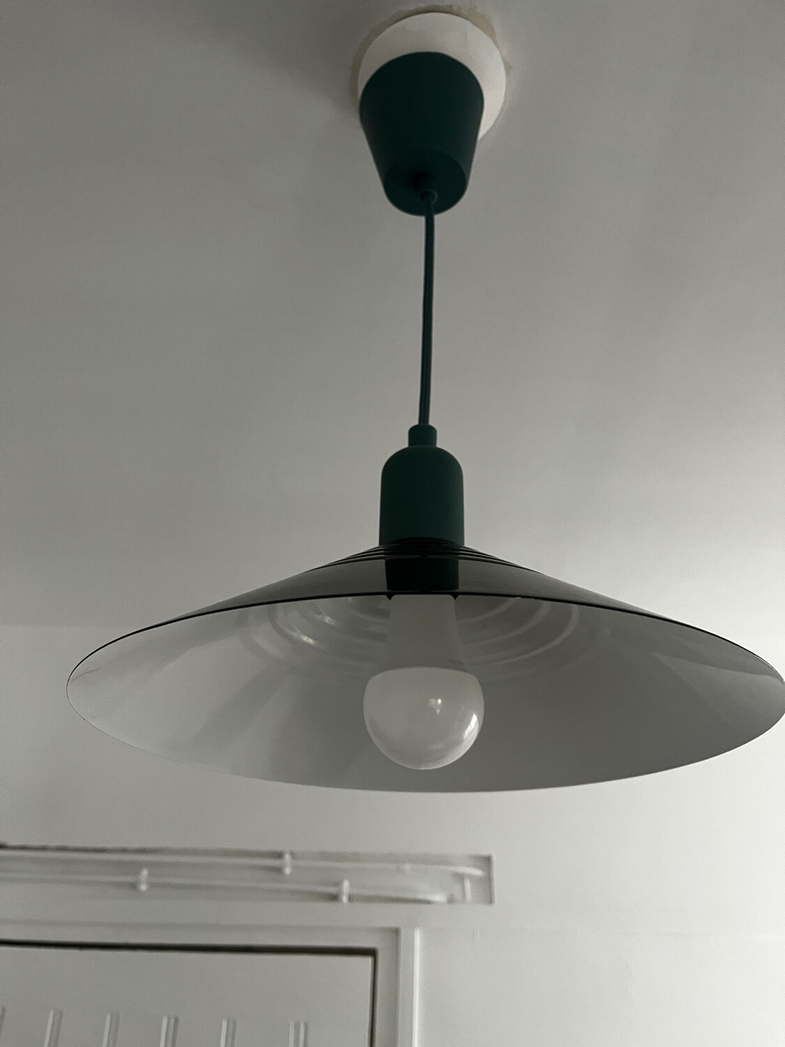 Industrial pendant light in enamelled sheet metal