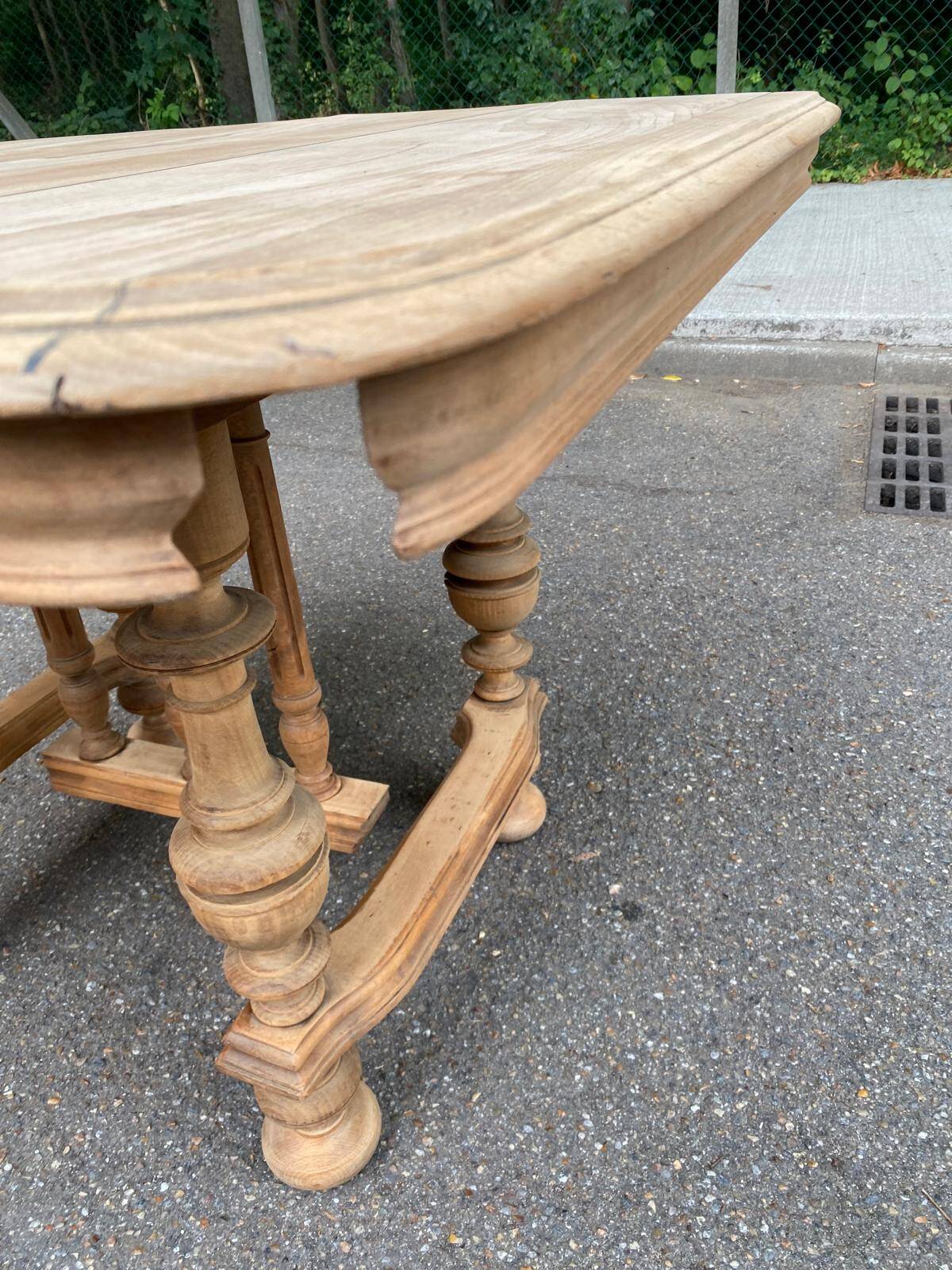 Table à manger Henri II en chêne massif décapée du XIXème