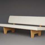 Canapé compact de style néerlandais avec base en bois. Années 1960.