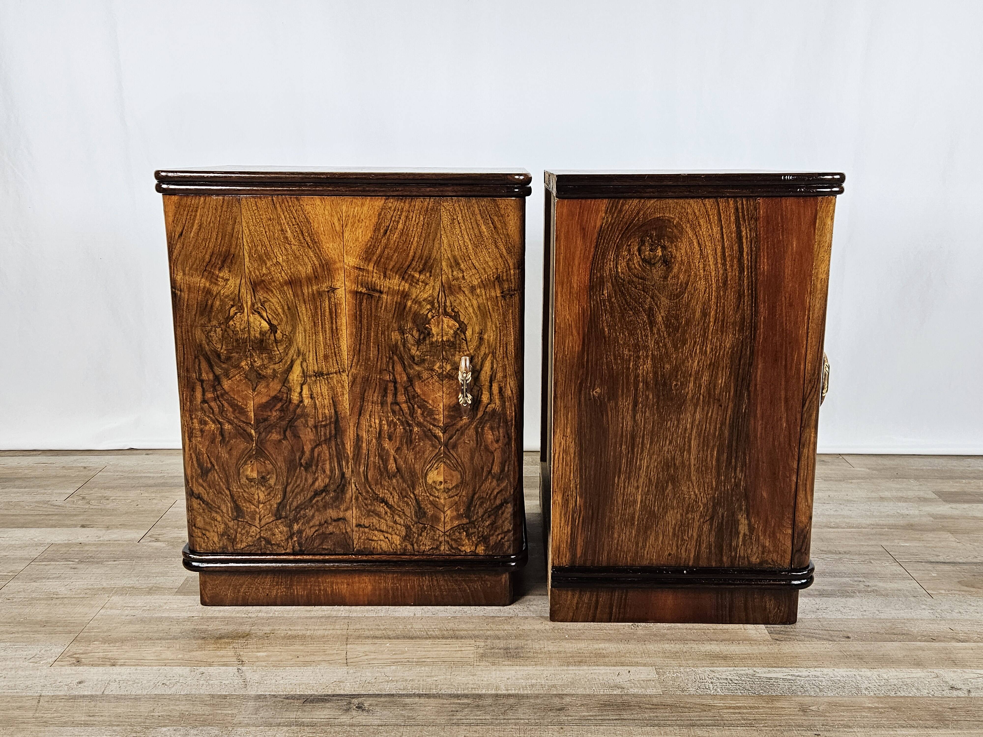 1940 Art Decò nightstands in walnut with door and shelf