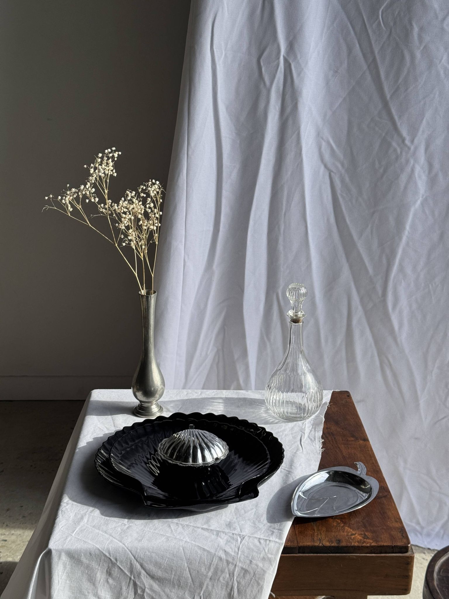 Pair of vintage black glass shell dishes D32 and D26