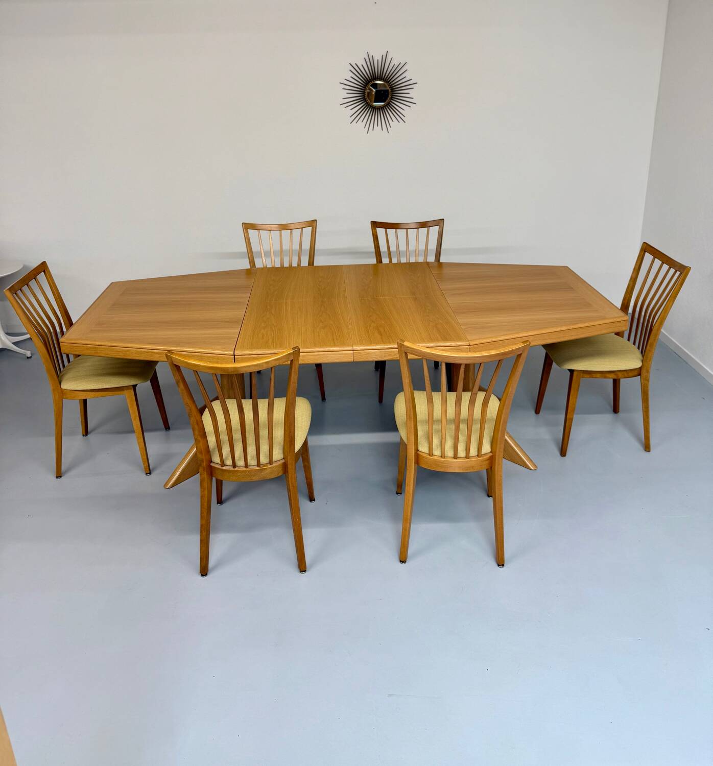 Ancienne table en bois massif octogonal a rallonge design Girsberger