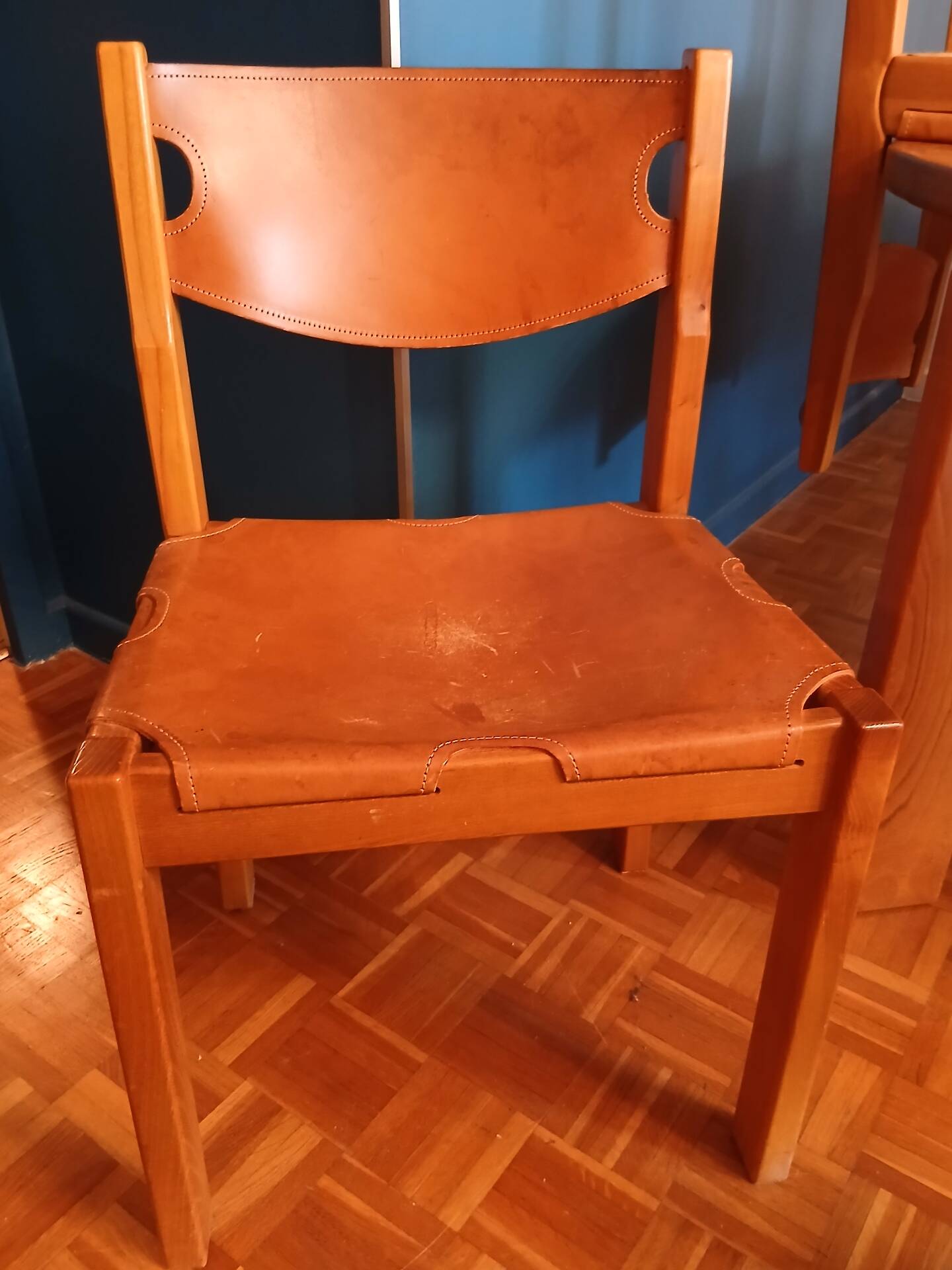 Maison Regain table ronde et chaises en orme massif