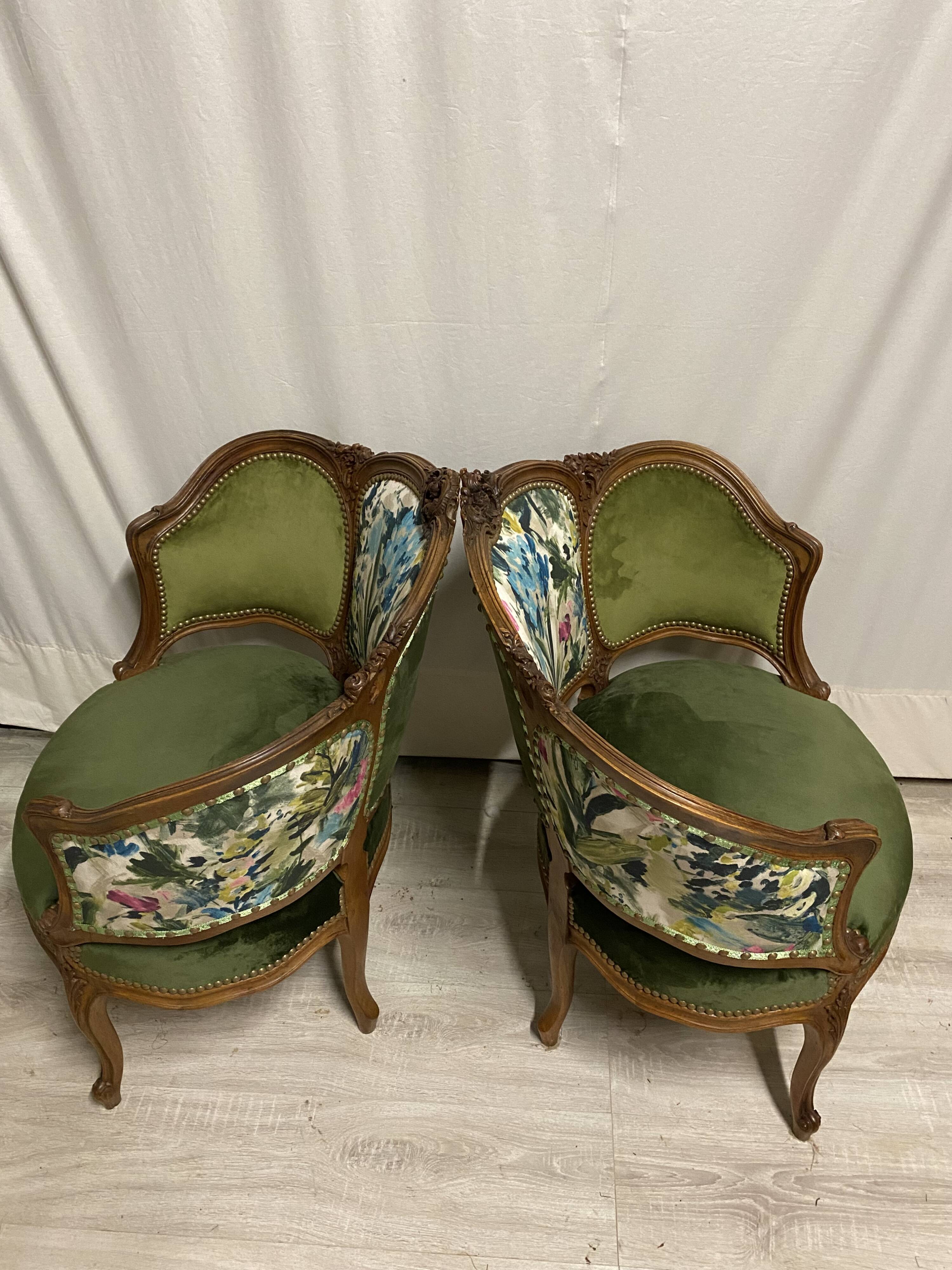 Paire de fauteuils en bois sculpté, XXème s.