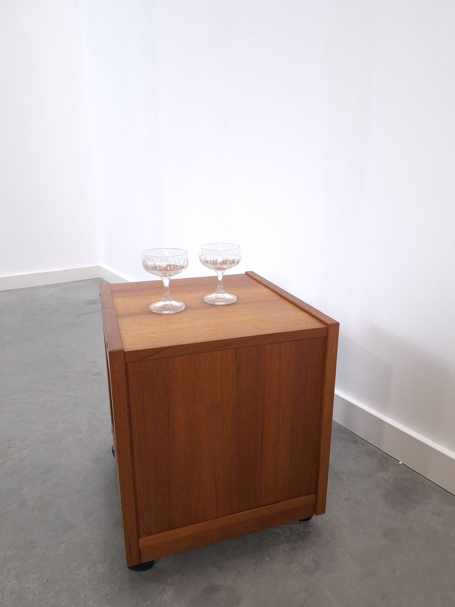 Meuble en teck LP sur roulettes, table d'appoint, table de nuit, armoire 1