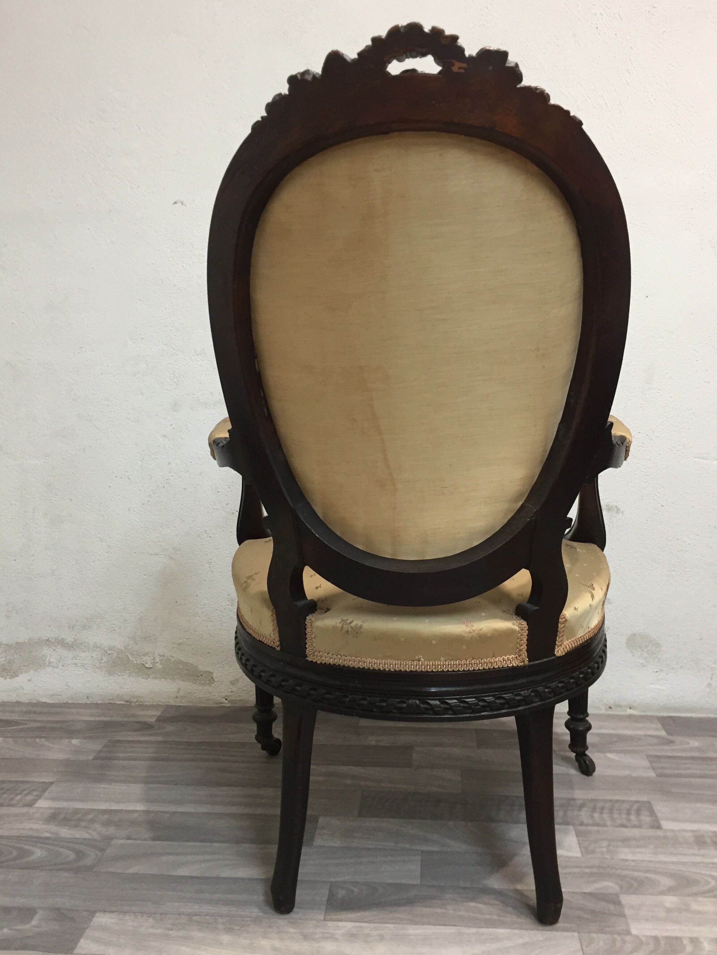Fauteuil médaillon style Louis XV 19ème