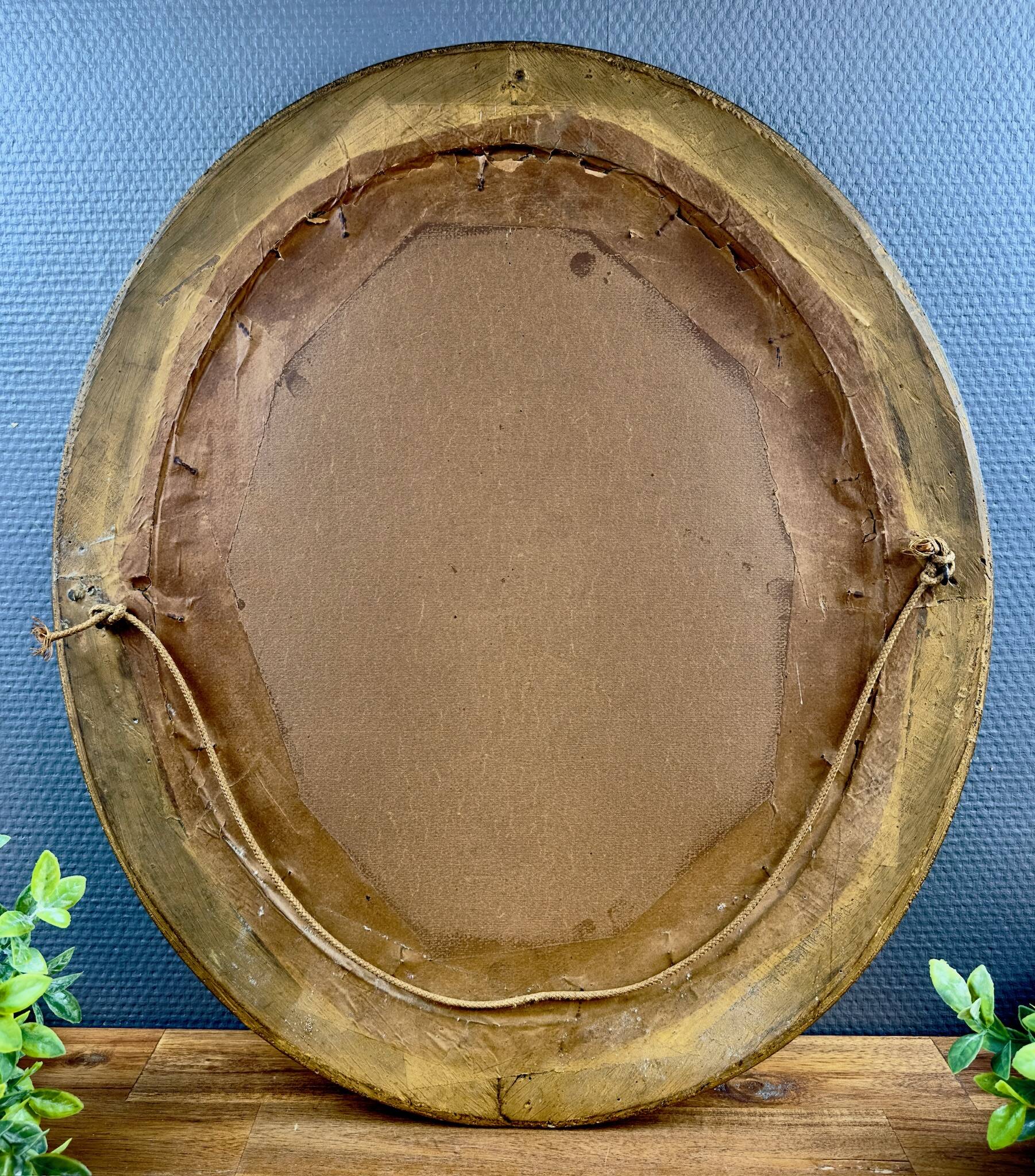 Old lithograph of a man in prayer – Oval gold frame