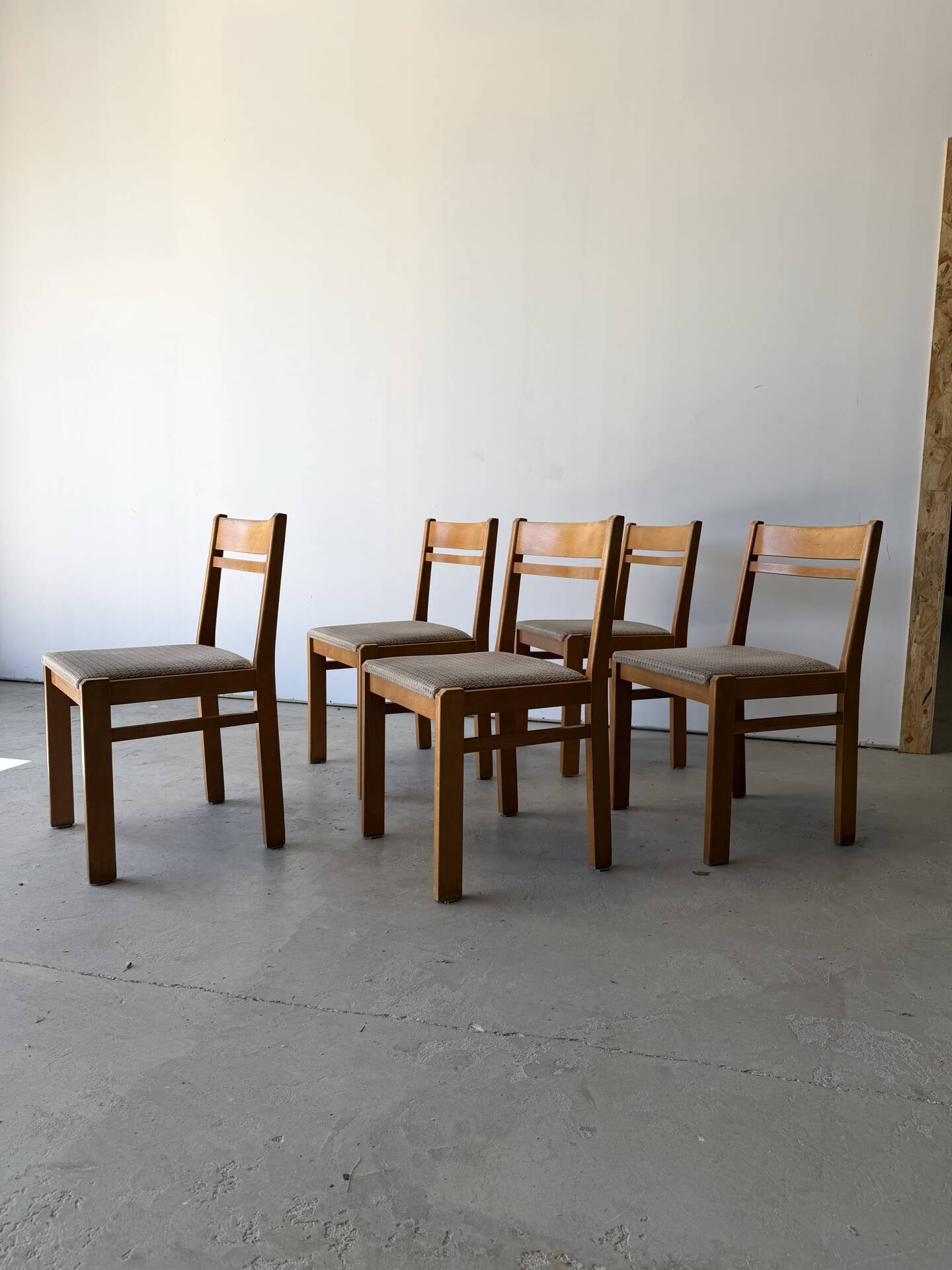 Série de 5 chaises design en orme massif vintage des années 80