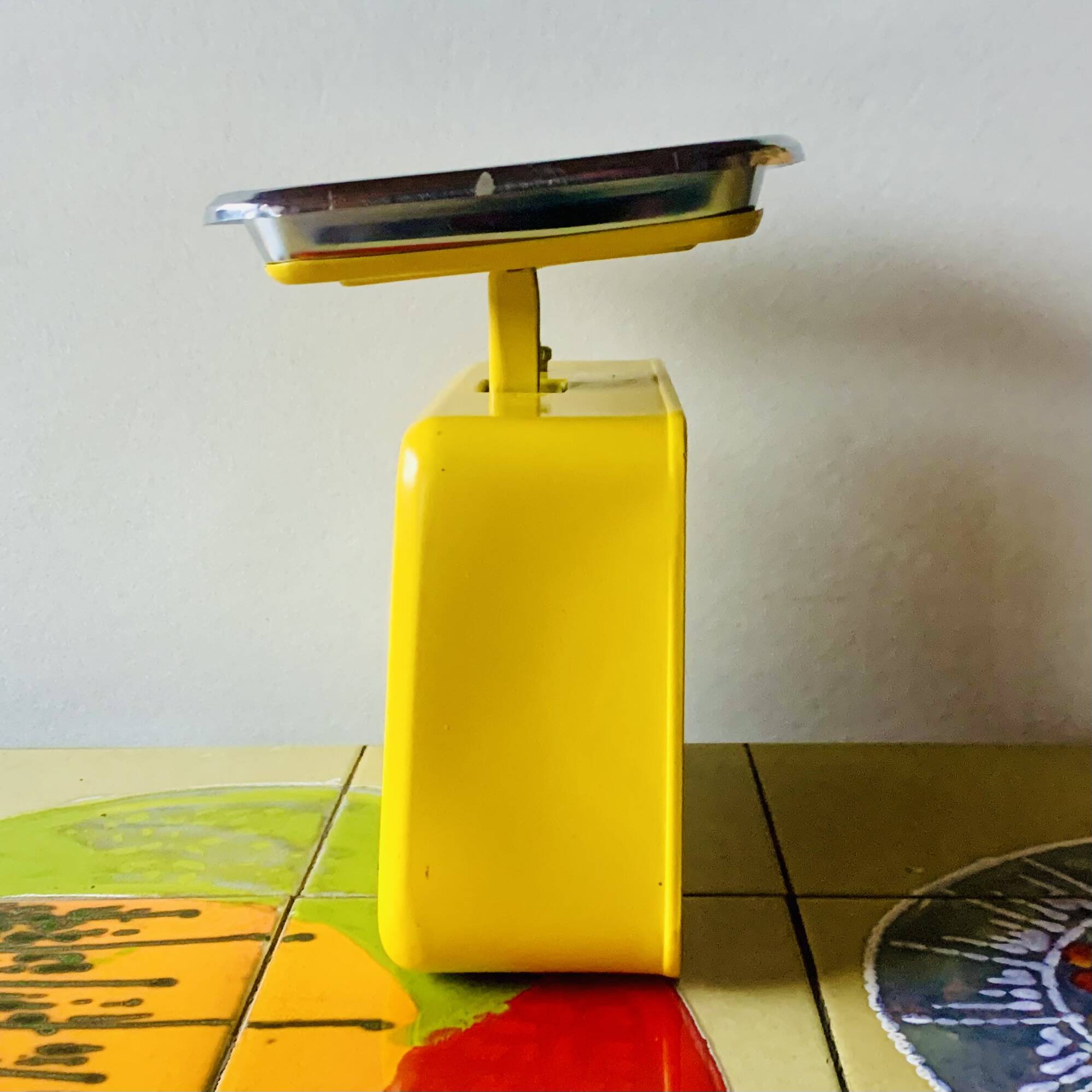 Stube - vintage yellow kitchen scale in enameled metal - force 10