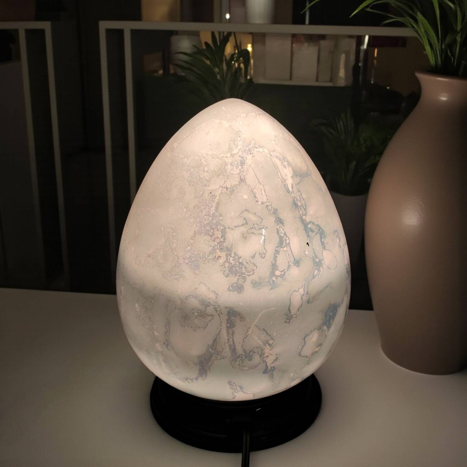 Lampe ovoïde vintage française des années 1970 - Design en verre opalin marbré