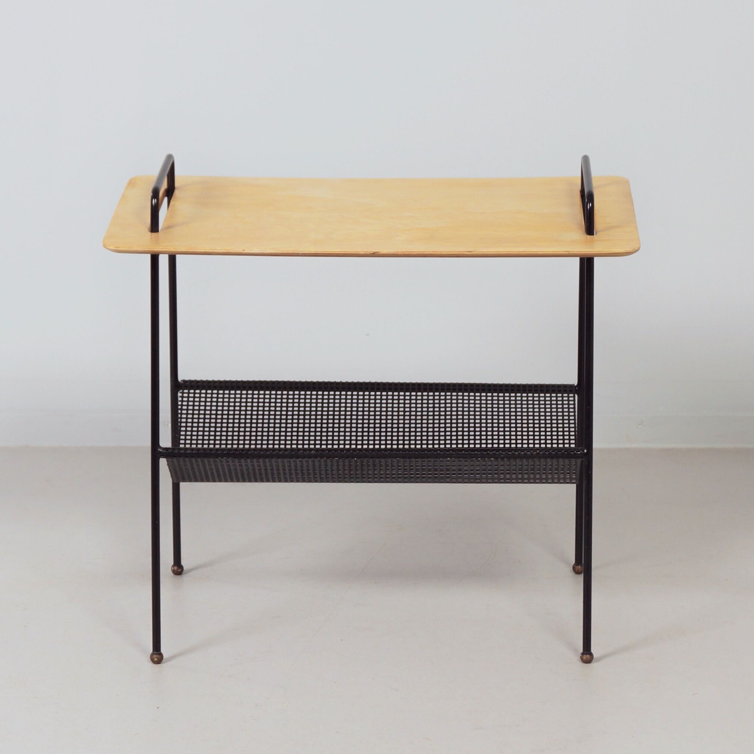 Table d'appoint TM04 par Cees Braakman pour Pastoe, 1953 avec panier de lecture.