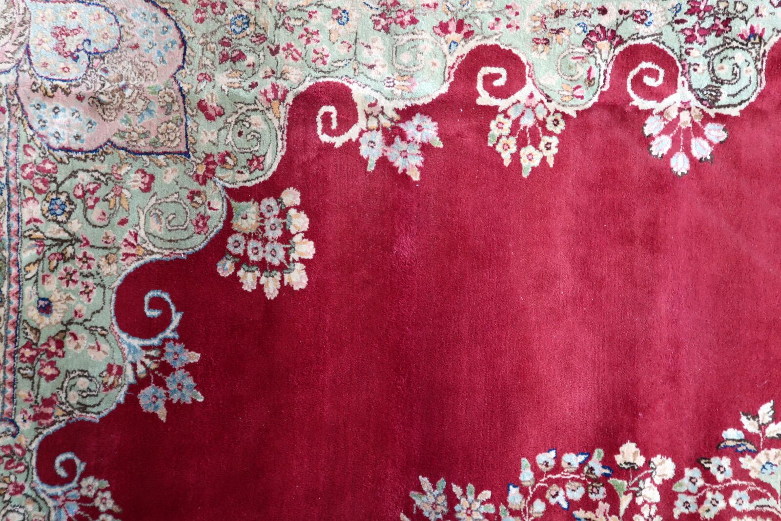 Antique 1920s Persian Kerman rug, floral medallion, red field, 273cm x 362cm