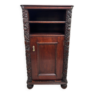 Cabinet Art nouveau avec une étagère avec des sculptures florales distinctives
