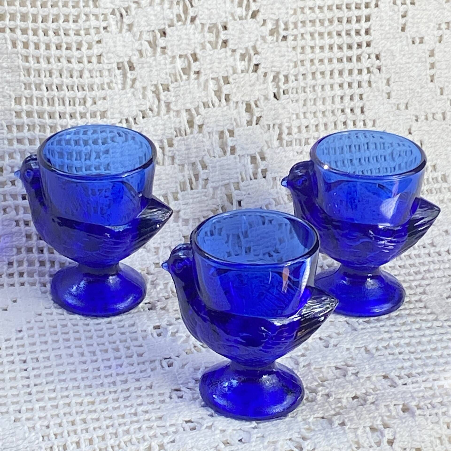 Coquetiers poussin en verre bleu cobalt 
