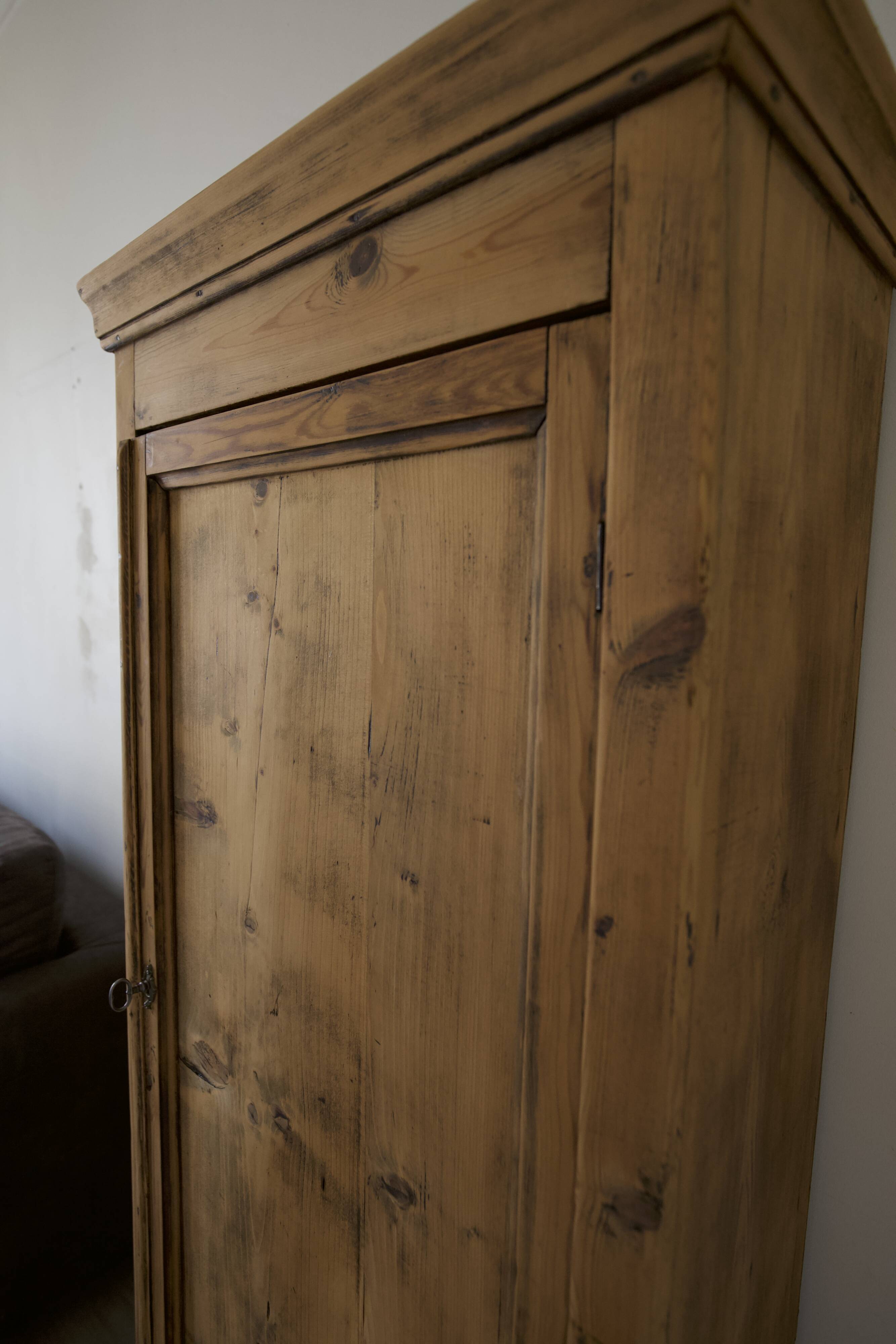Magnificent Solid Oak Wardrobe – Rustic Chic Style