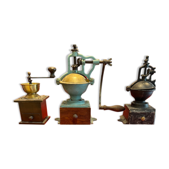 Set of 3 old coffee grinders