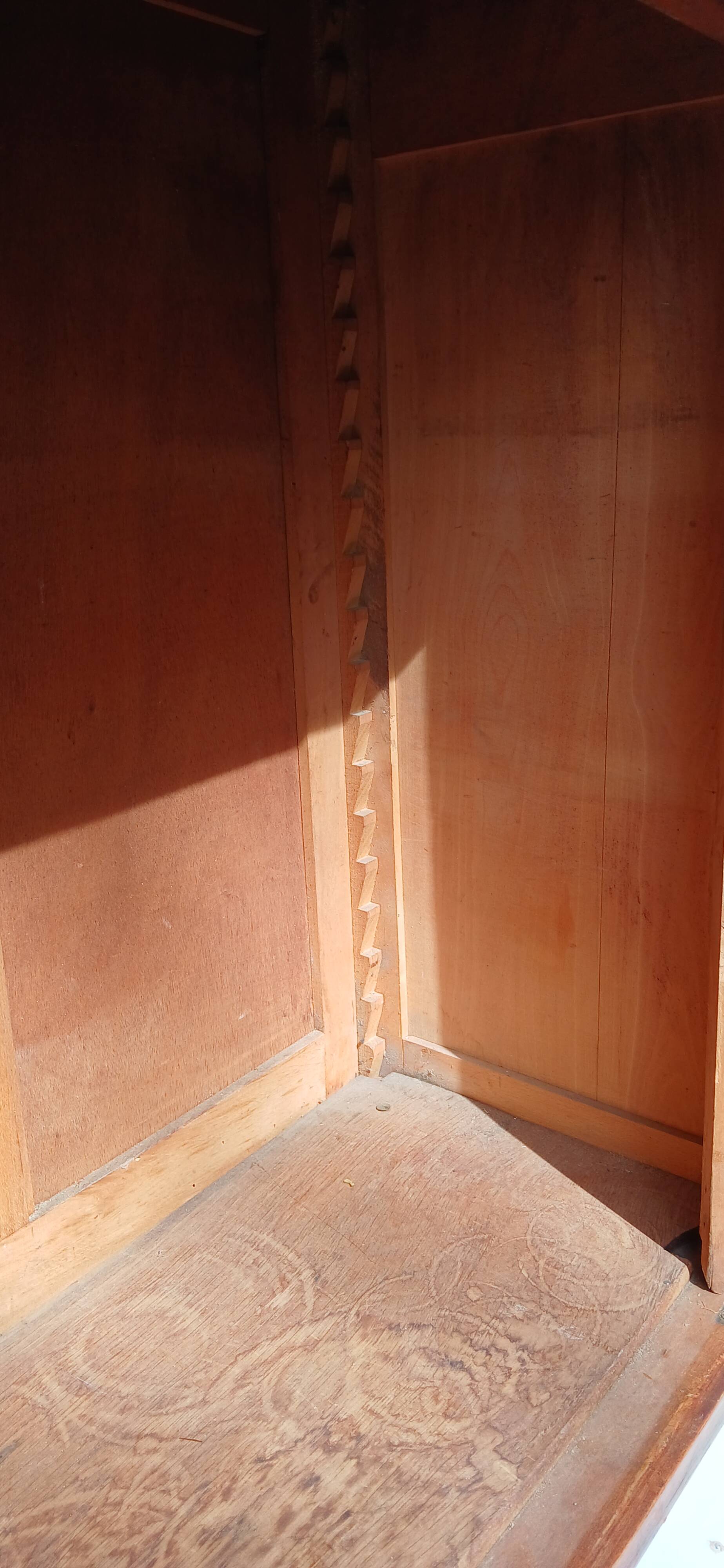 Dresser / display cabinet / sideboard top with beveled glass