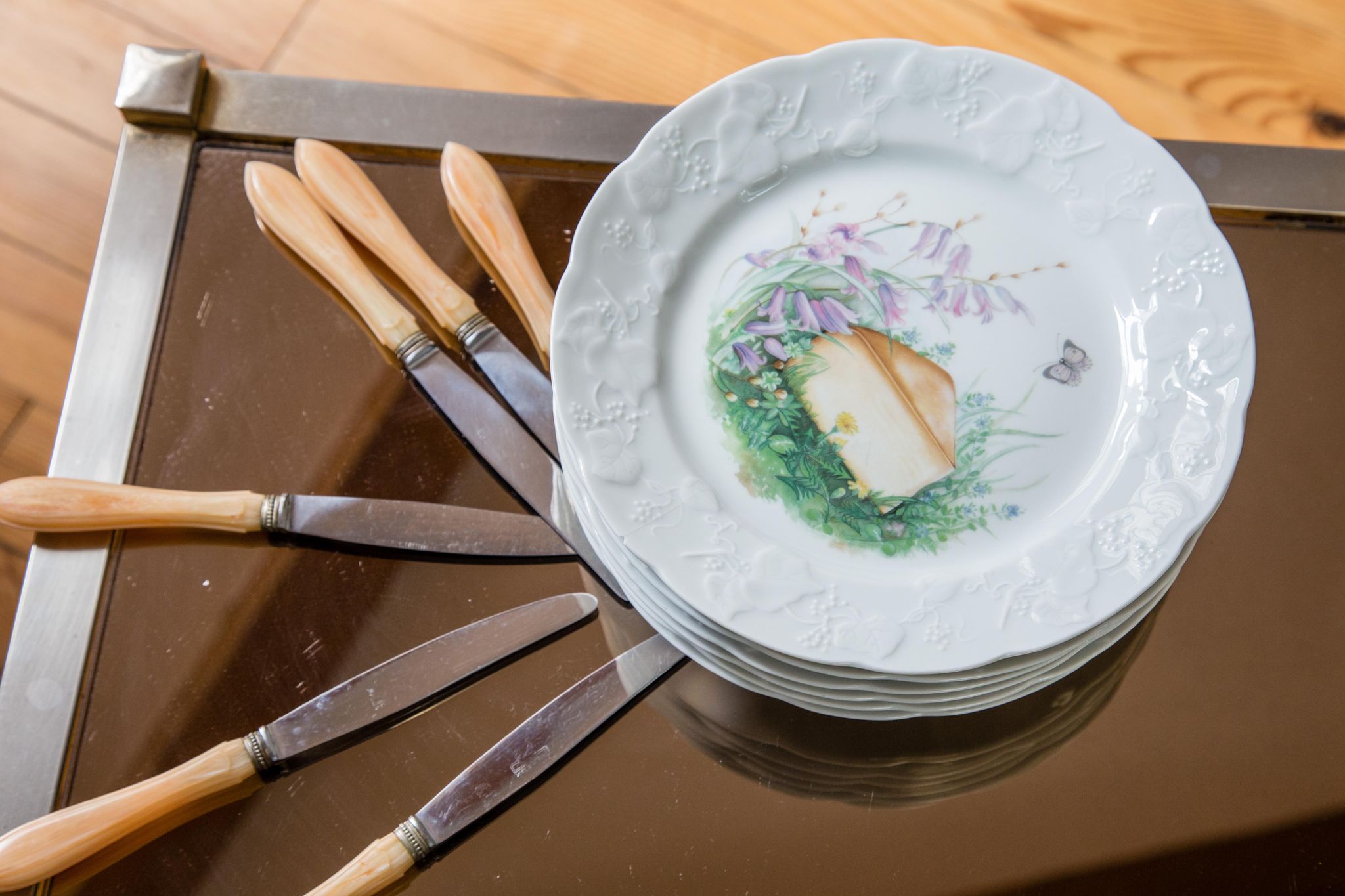 Assiettes à fromage et couteaux