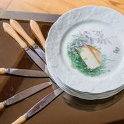 Assiettes à fromage et couteaux