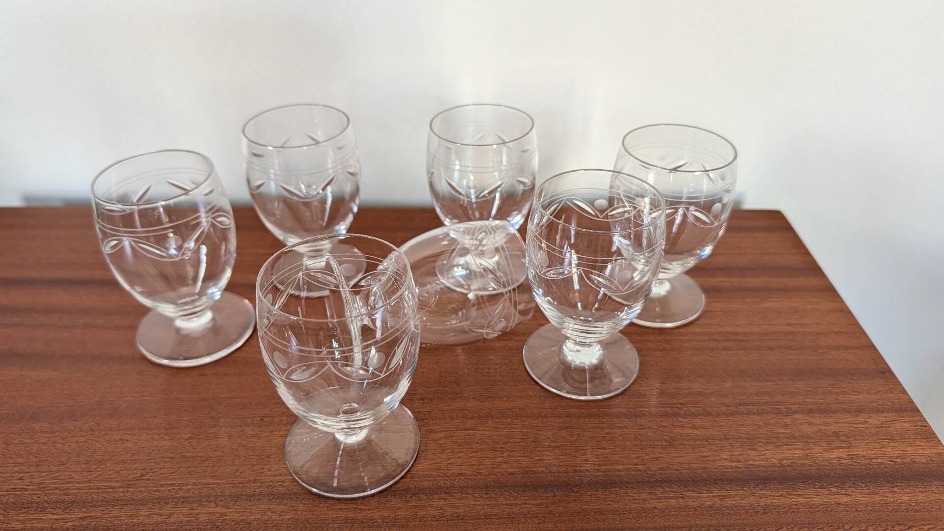 Set of 7 engraved crystal glasses