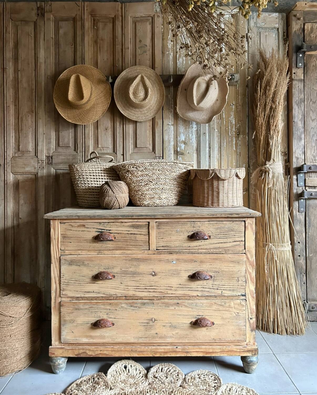 Chest of drawers, shell handle.