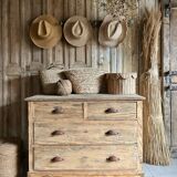 Chest of drawers, shell handle.