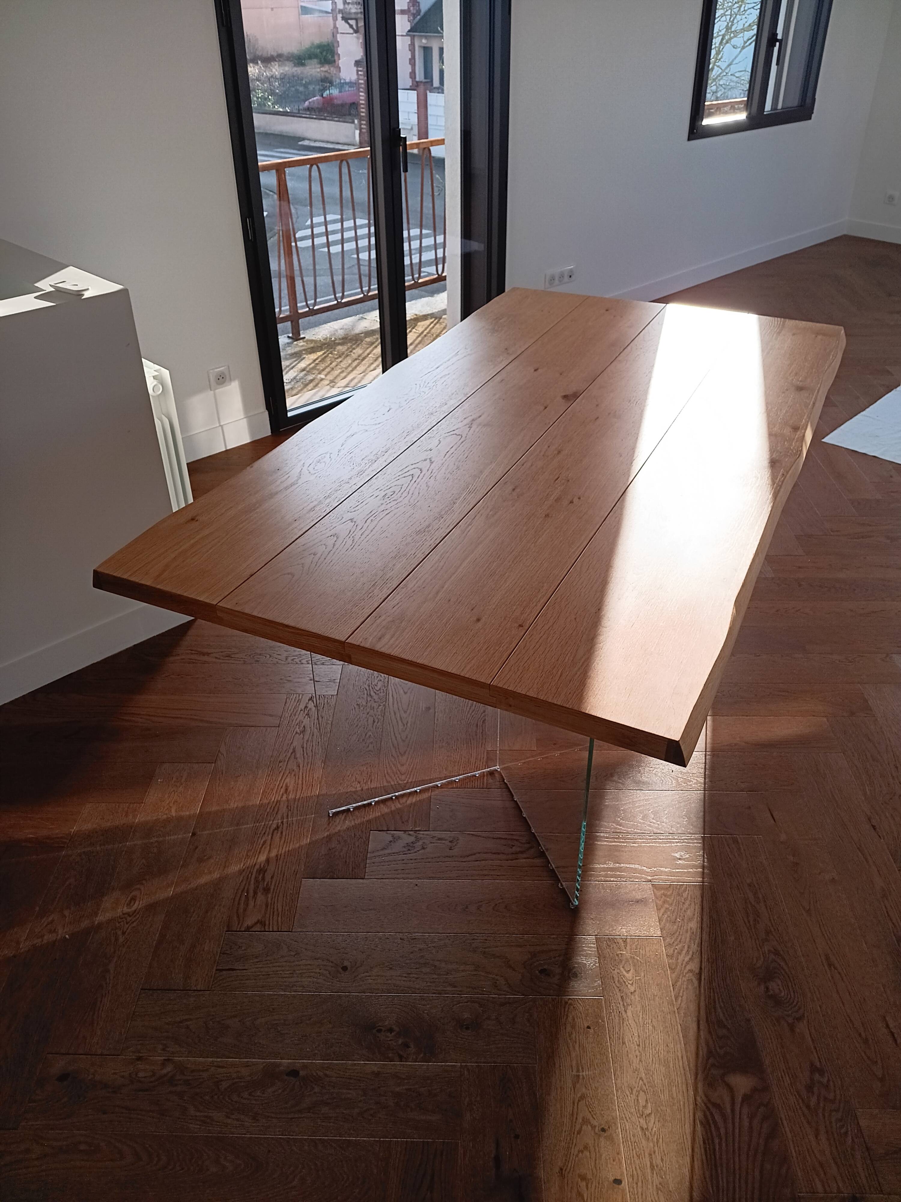 Oak table top with tempered glass legs – in perfect condition.