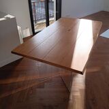 Oak table top with tempered glass legs – in perfect condition.