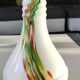 Vase en verre d Art soufflé de Murano/Opalin blanc, inclusions volutes de fumée polychromes. 28,5 x 14 cm