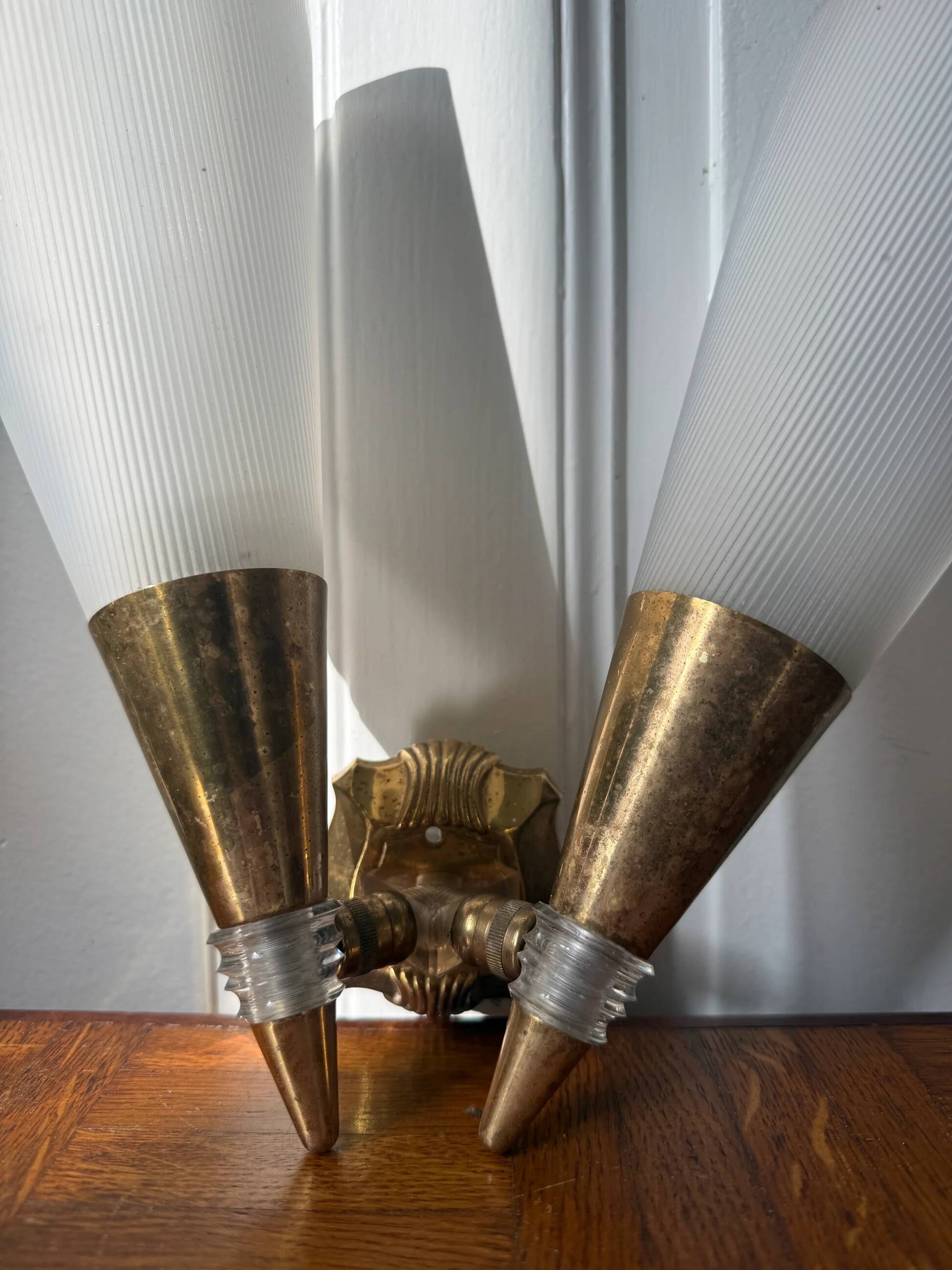 Wall lamp in brass and plastic