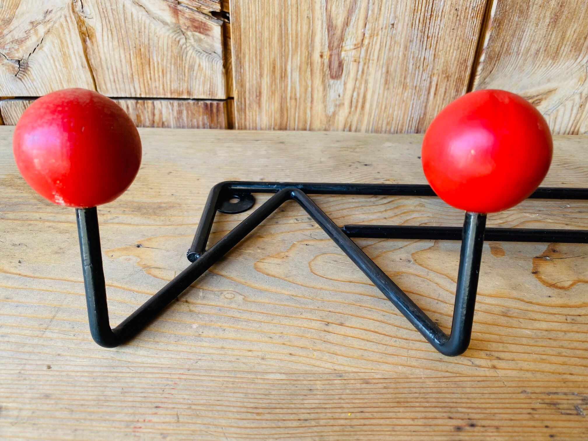 2 coat rack walls 4 balls balls 50s