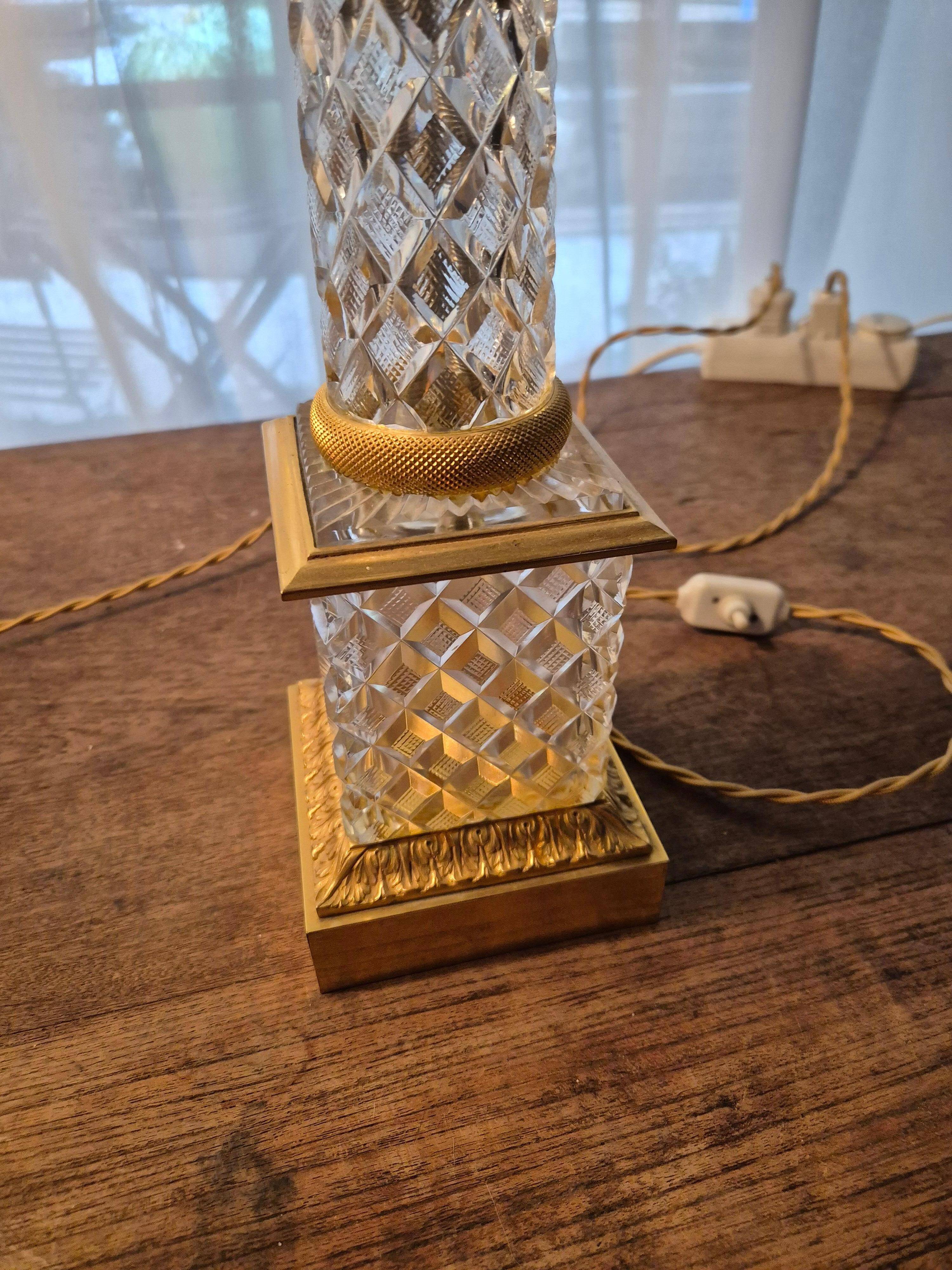 Pair of coloured table lamps, made of cut crystal and gilded bronze, in the Baccarat style.