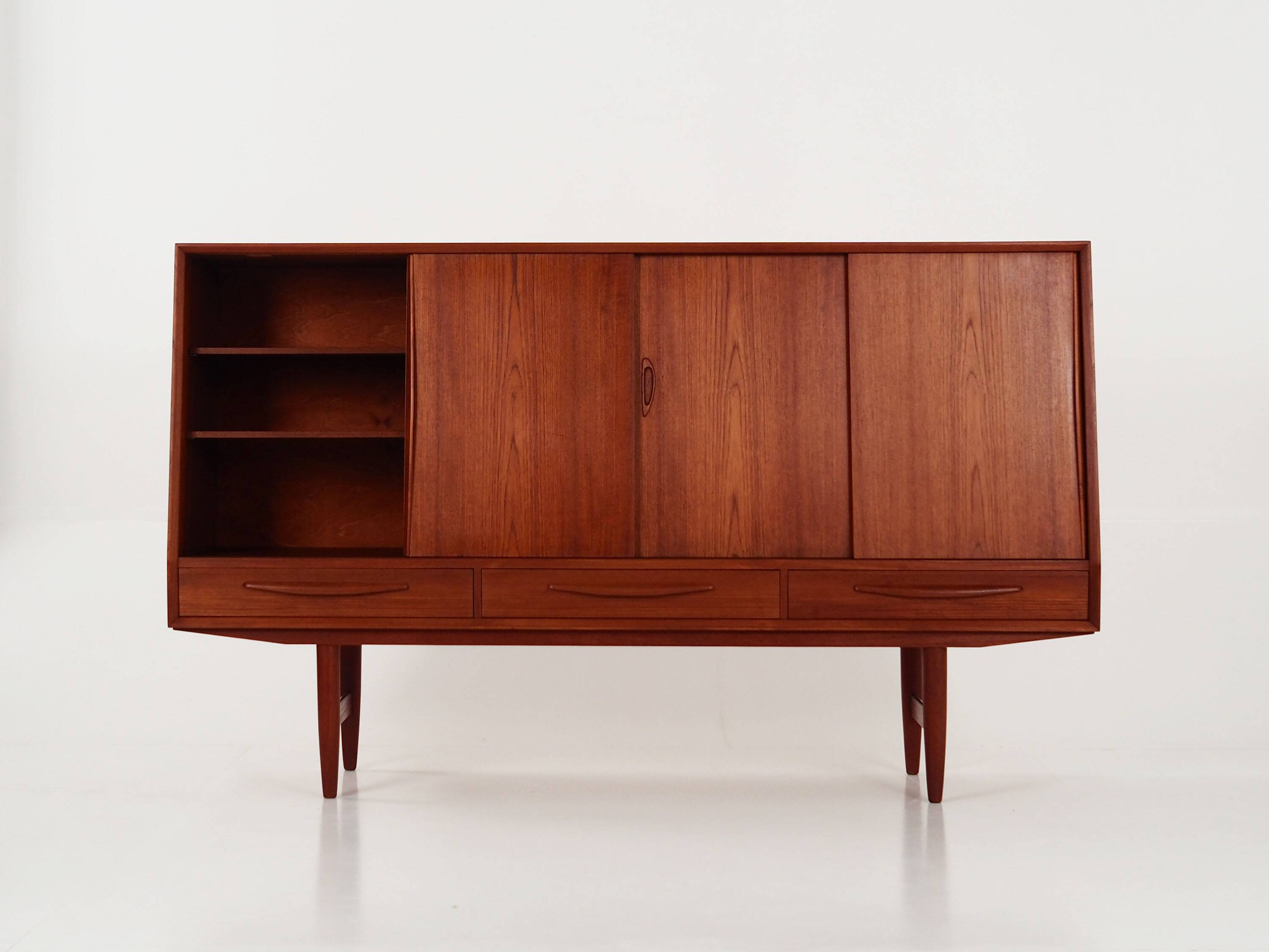 Buffet haut en teck, design danois, années 1970, production : Danemark