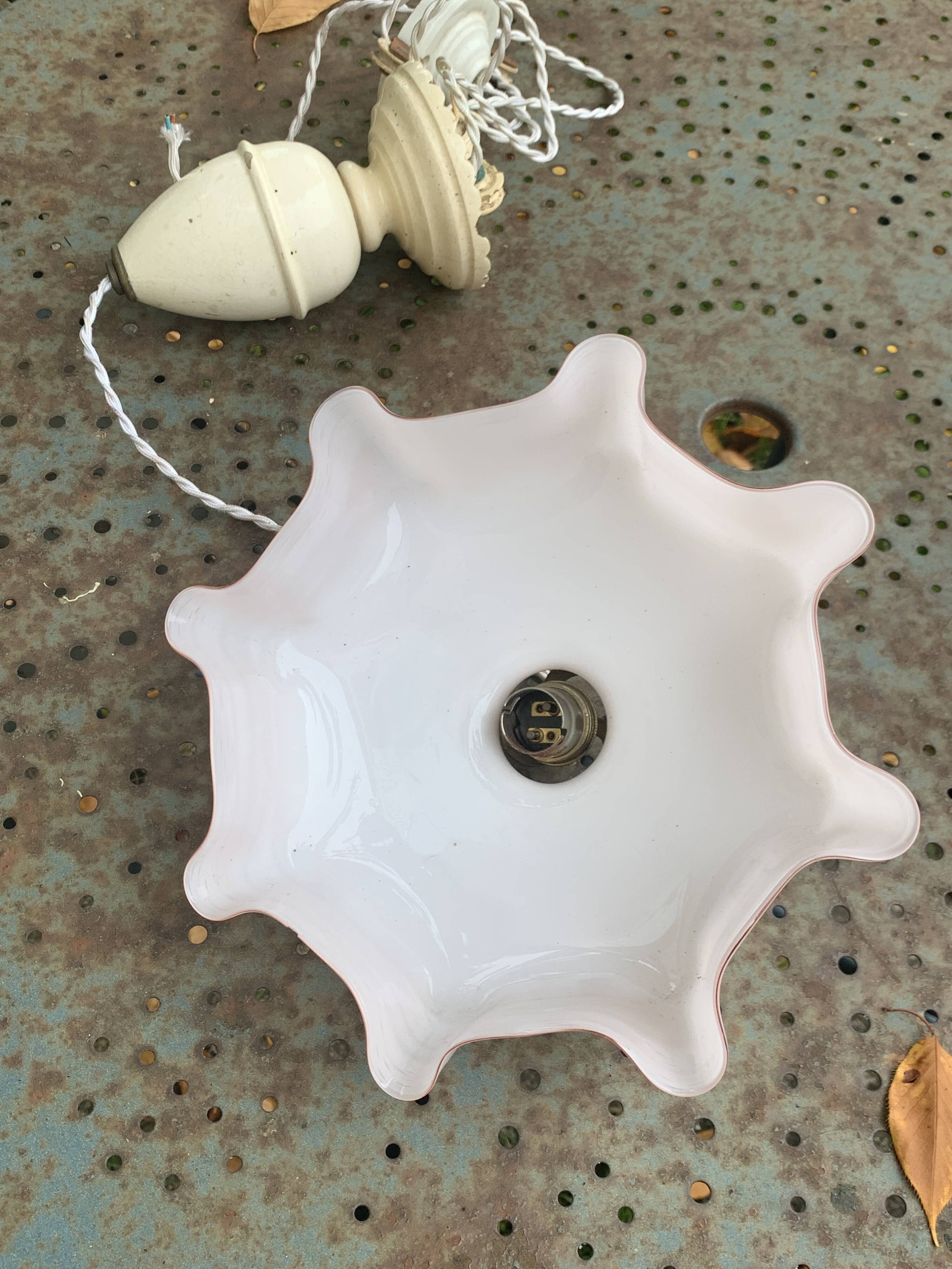 Lustre, suspension en opaline rose et intérieur blanc, complète ancienne