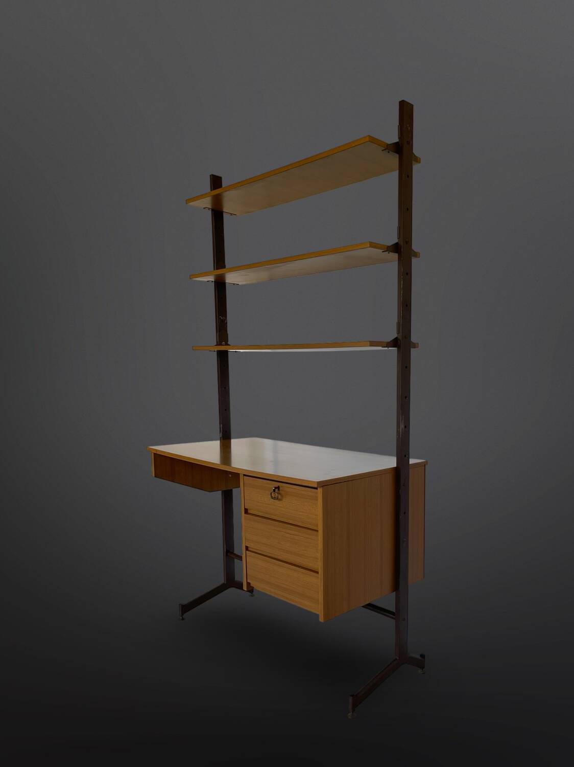 Bibliothèque italienne du milieu du siècle avec bureau.