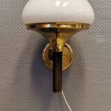 Applique en laiton avec abat-jour original en verre blanc laiteux, conçue par Svend Mejlstrøm Danemark années 1960