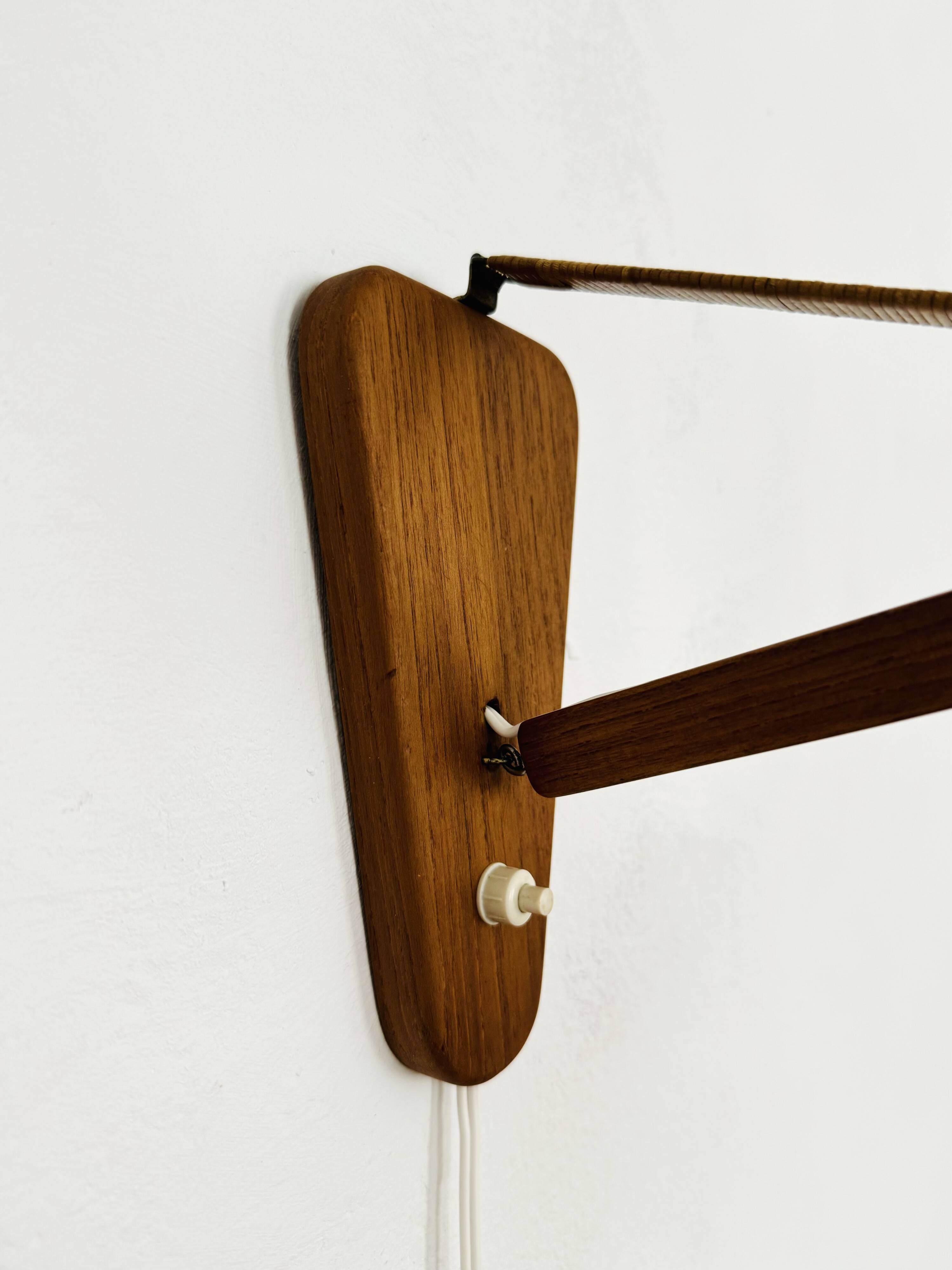 Lampe murale en teck et raffia ajustable