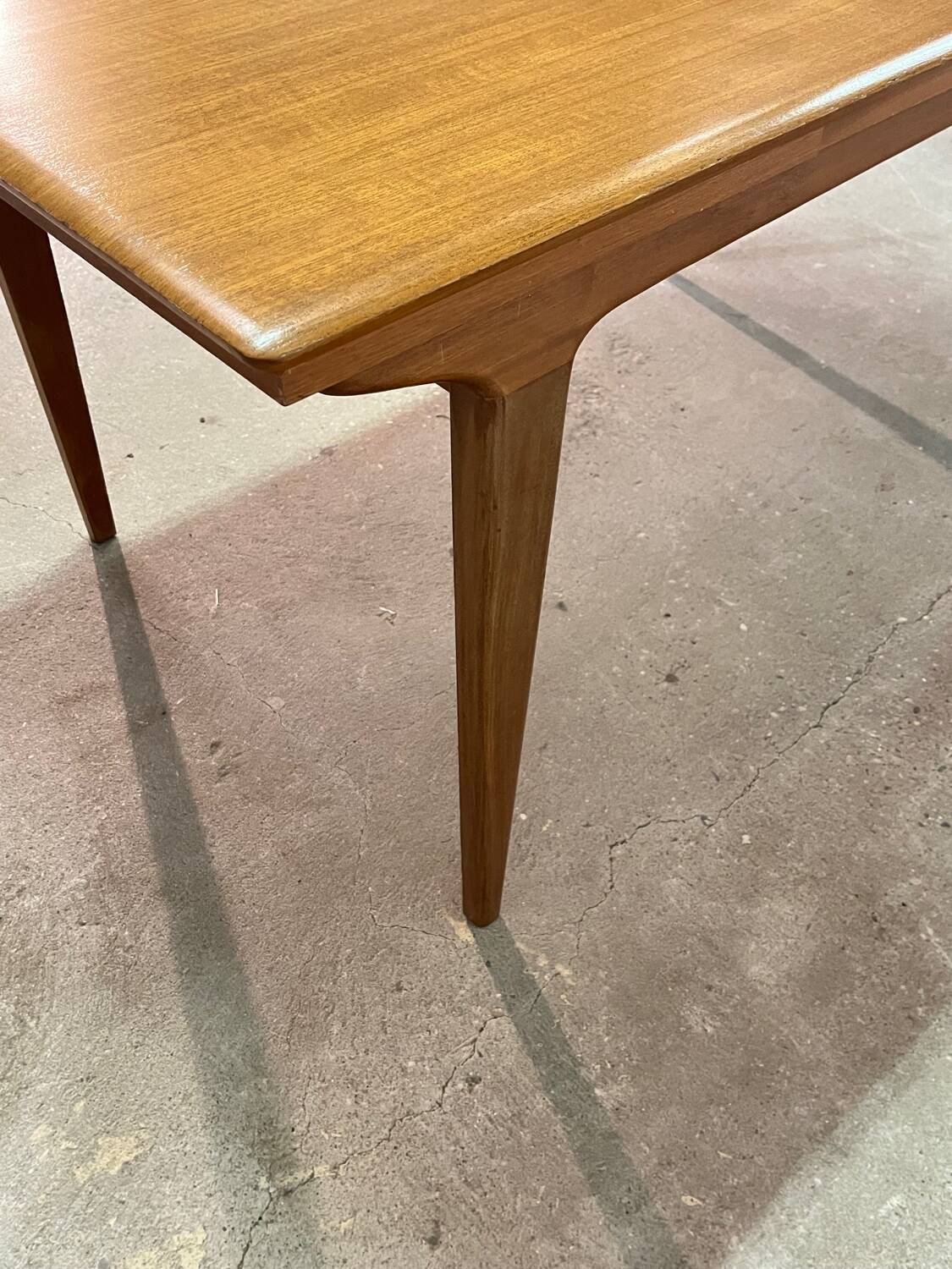 Scandinavian style extendable table