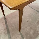 Scandinavian style extendable table