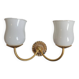 Double lighting wall lamp in white opaline brass