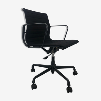 Aluminum black Model EA 117 Swivel Chair by Charles & Ray Eames for Vitra