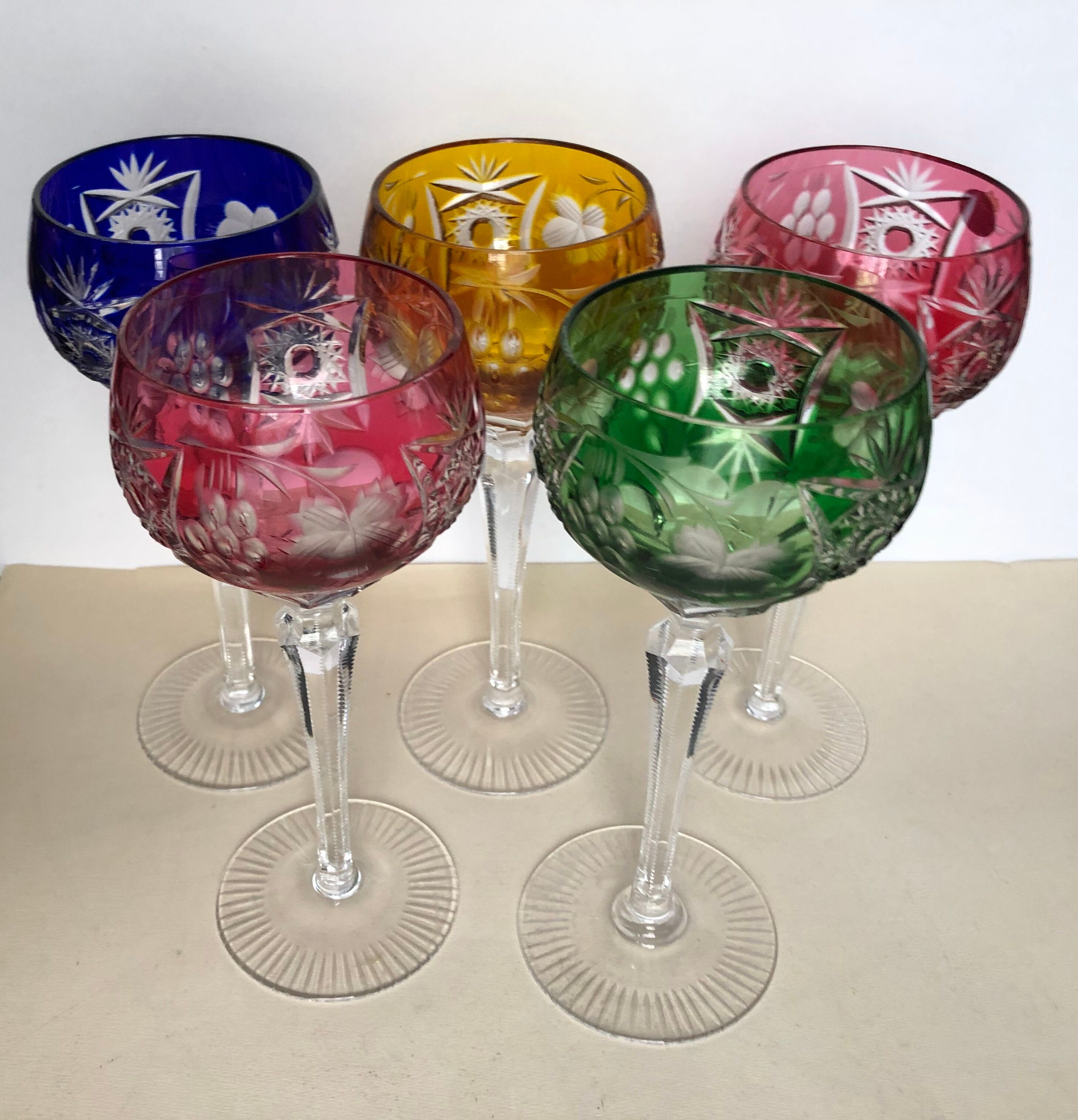 Ensemble de cinq verres à pied en cristal de couleur