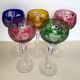 Ensemble de cinq verres à pied en cristal de couleur