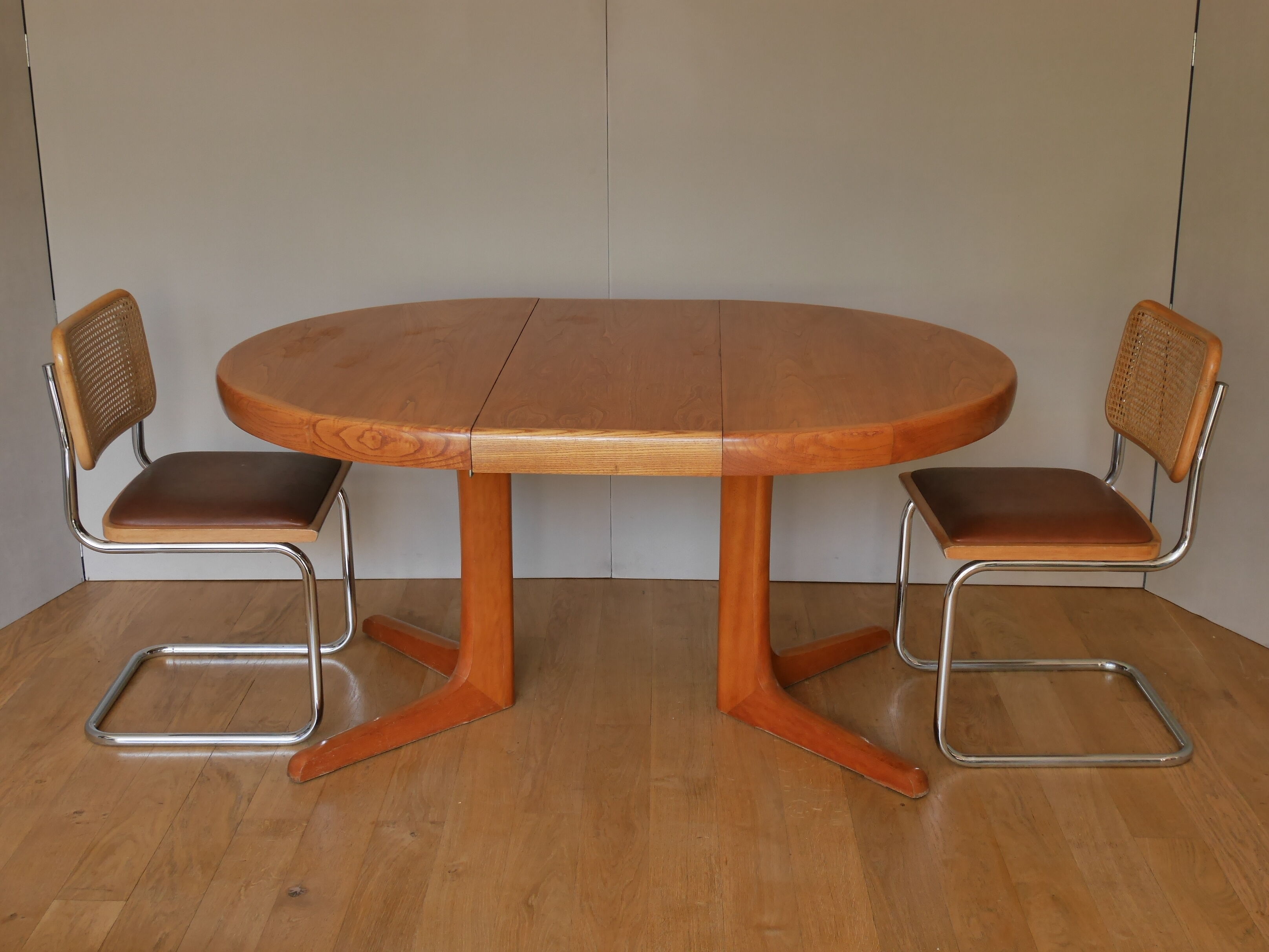 Elm meal table 2 central foot extensions