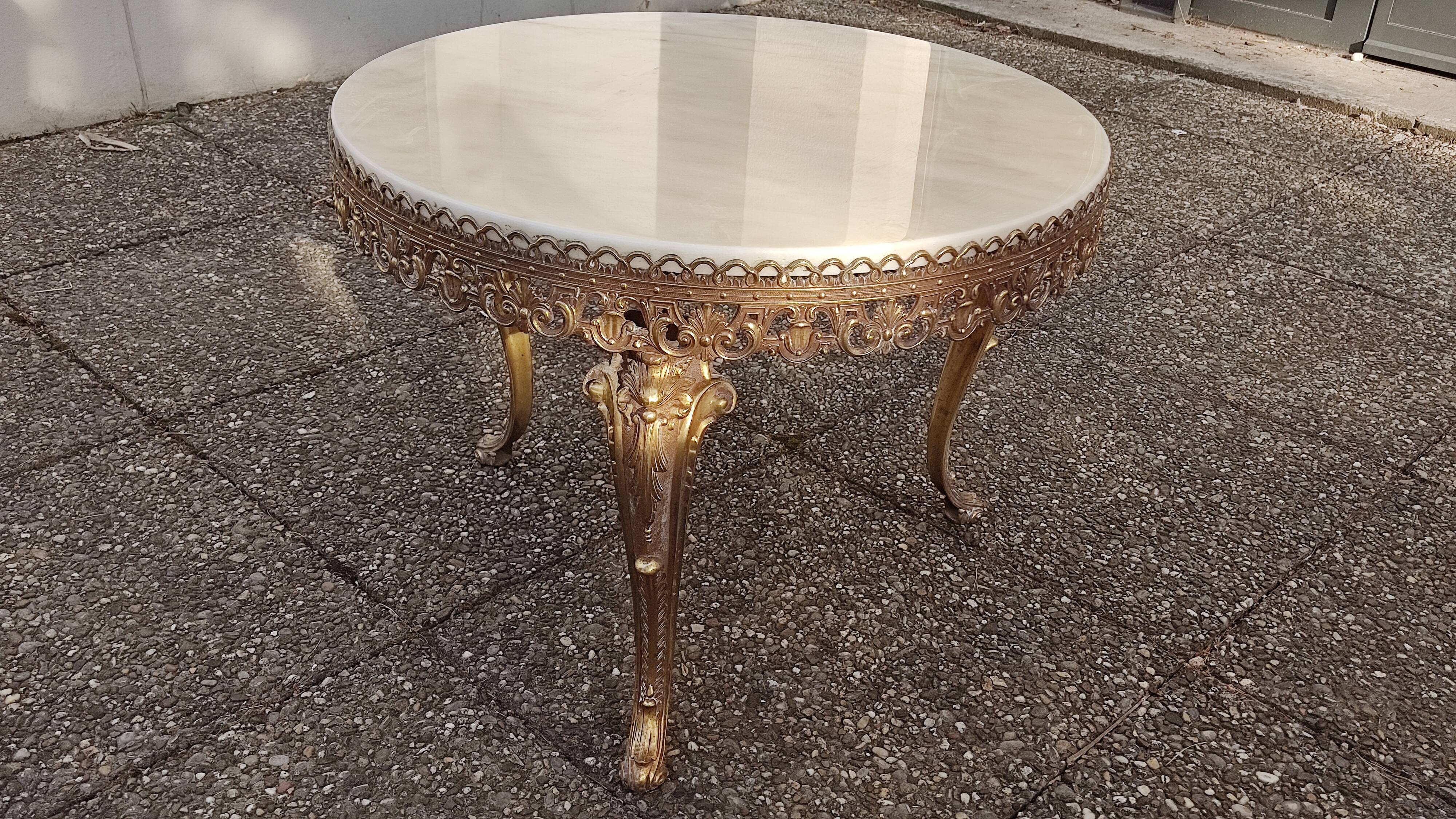Table basse ronde en marbre blanc ivoire, bordures bronze doré décoratives, style louis xv, a.60.
