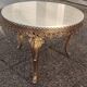 Table basse ronde en marbre blanc ivoire, bordures bronze doré décoratives, style louis xv, a.60.