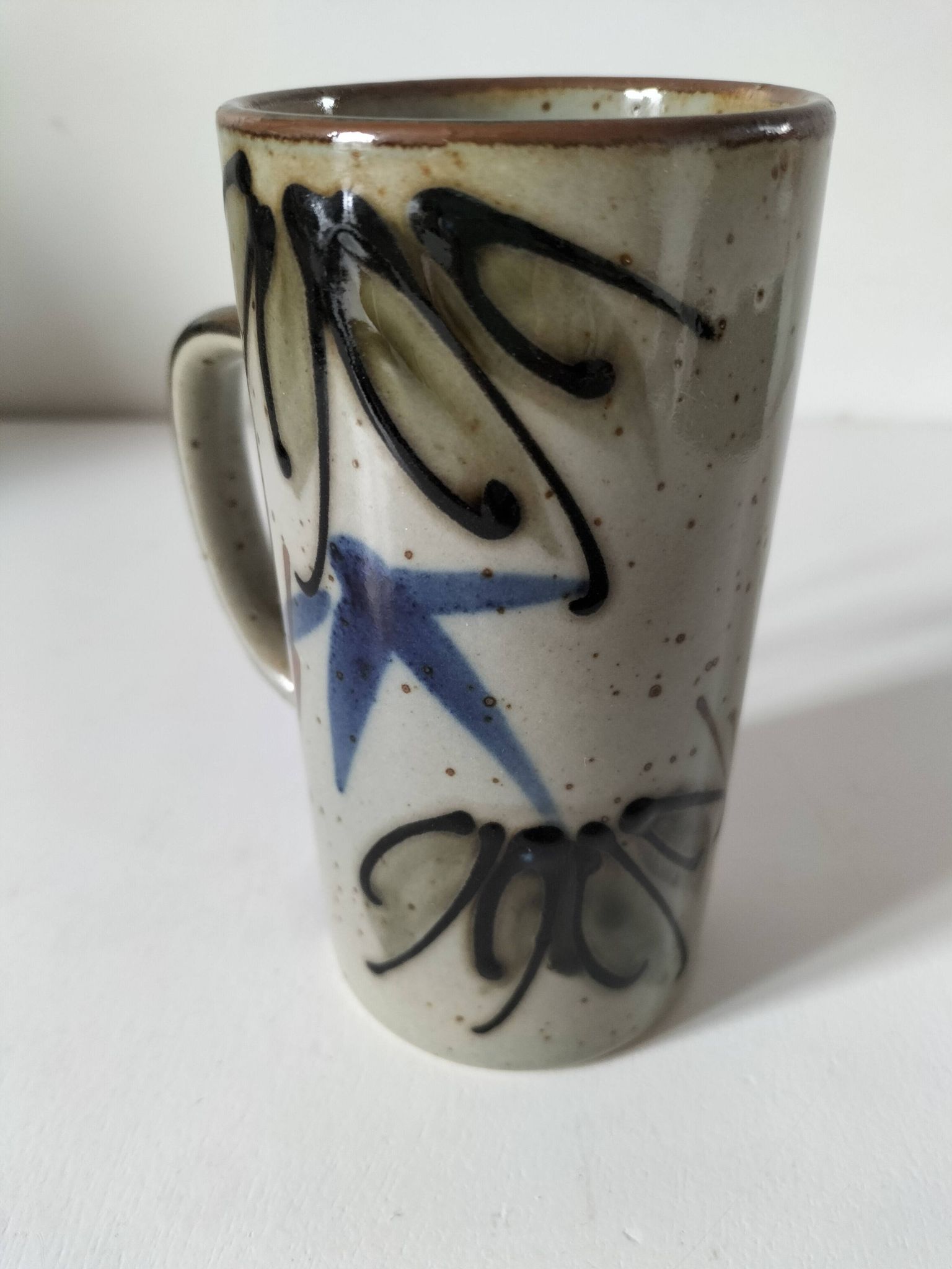 Mug en grès émaillé décor libre, travail de potier vintage