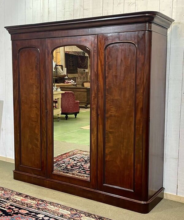 Armoire de chambre anglaise Victorienne en acajou du 19ème siècle